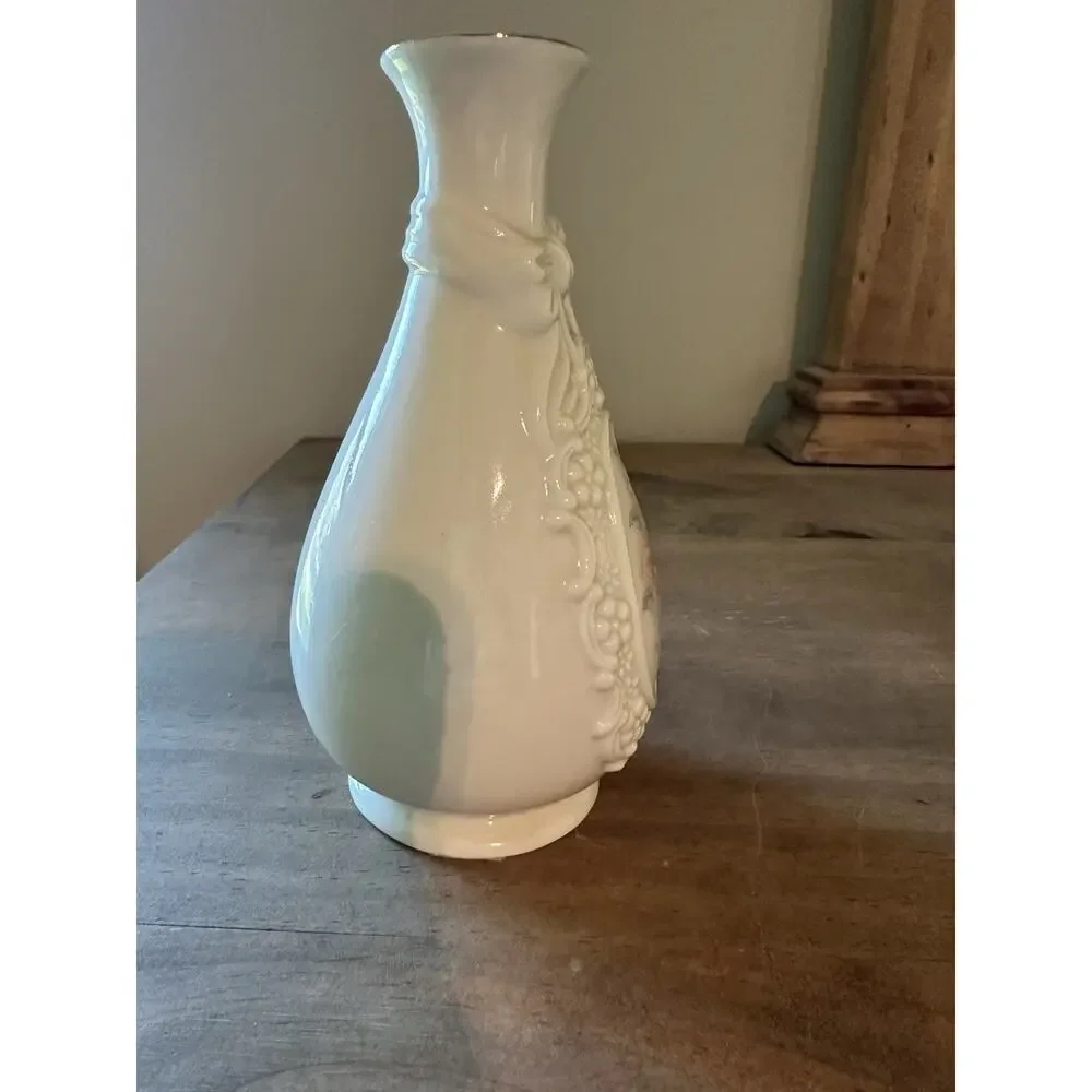 The Cameo Ribbon Vase By Royal Heritage Collection 6”T
